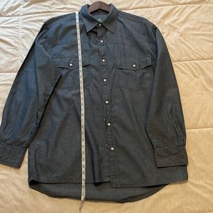 Immaculate Schnee’s vintage, long sleeve shirt.